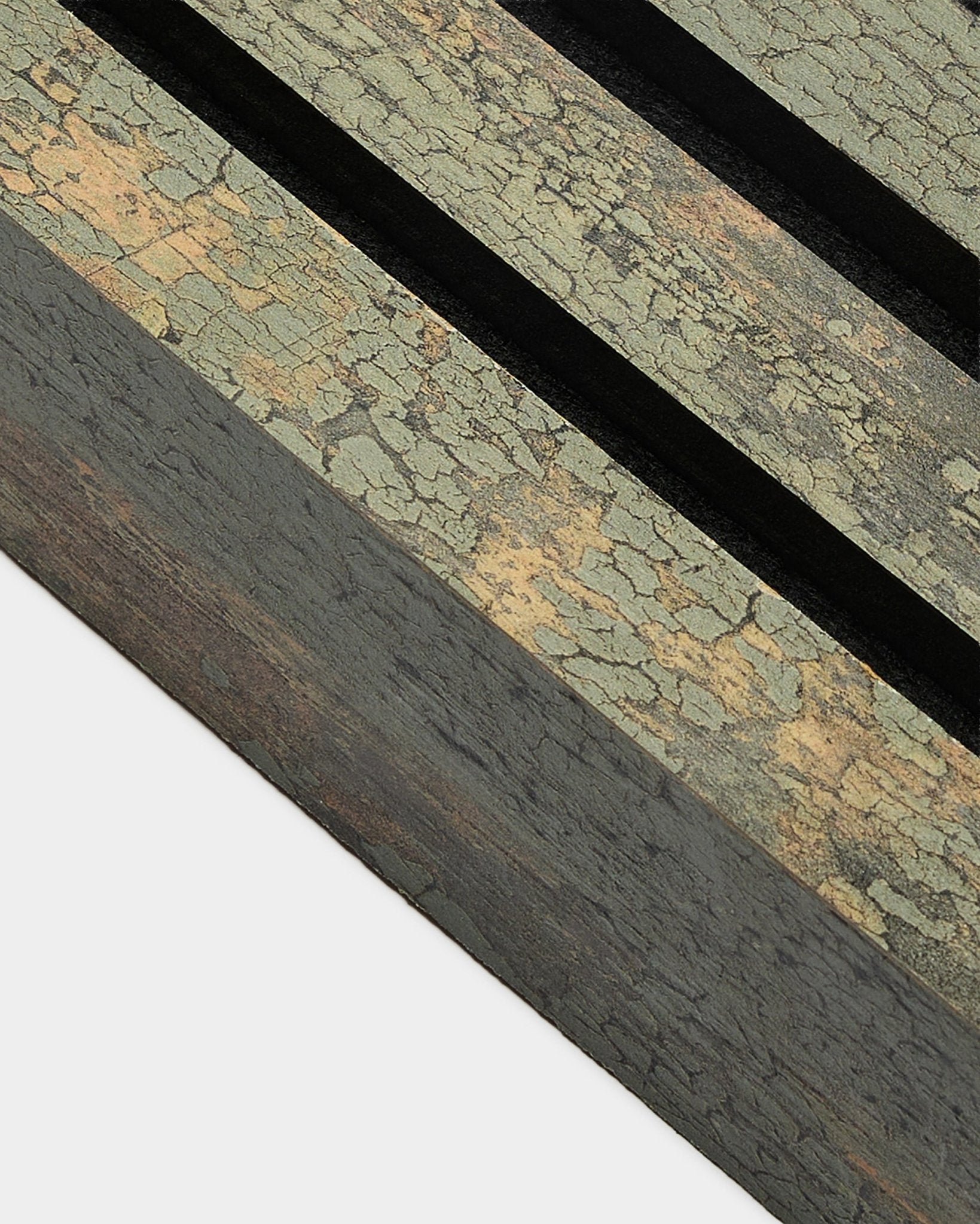 Vista aproximada da lamela final WoodUpp Akupanel em Oxide Grey, com 6,7 cm de largura, com uma superfície Painel acústico texturada, dois sulcos black e uma estrutura em MDF.